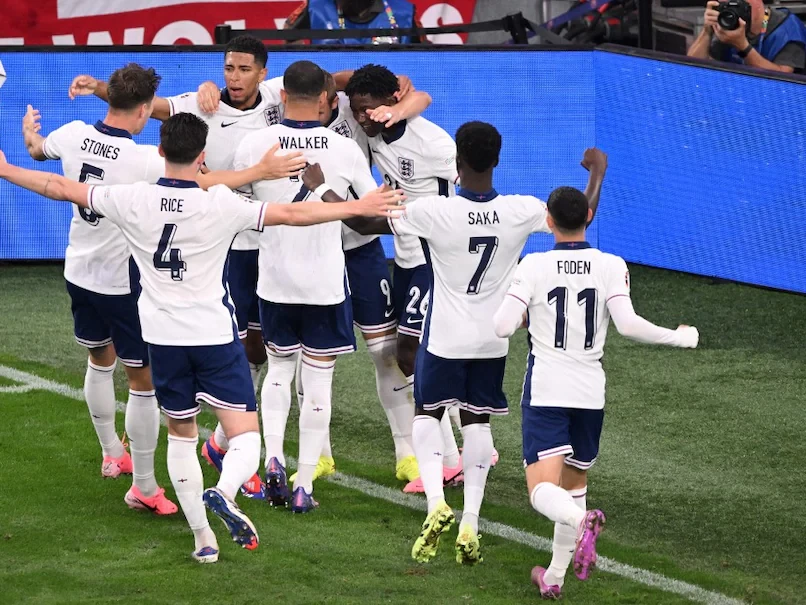 މެޗުގައި ލަނޑު ޖެހުމަށްފަހު އިންގްލެންޑުގެ ކުޅުންތެރިން އުފާ ފާޅުކުރަނީ