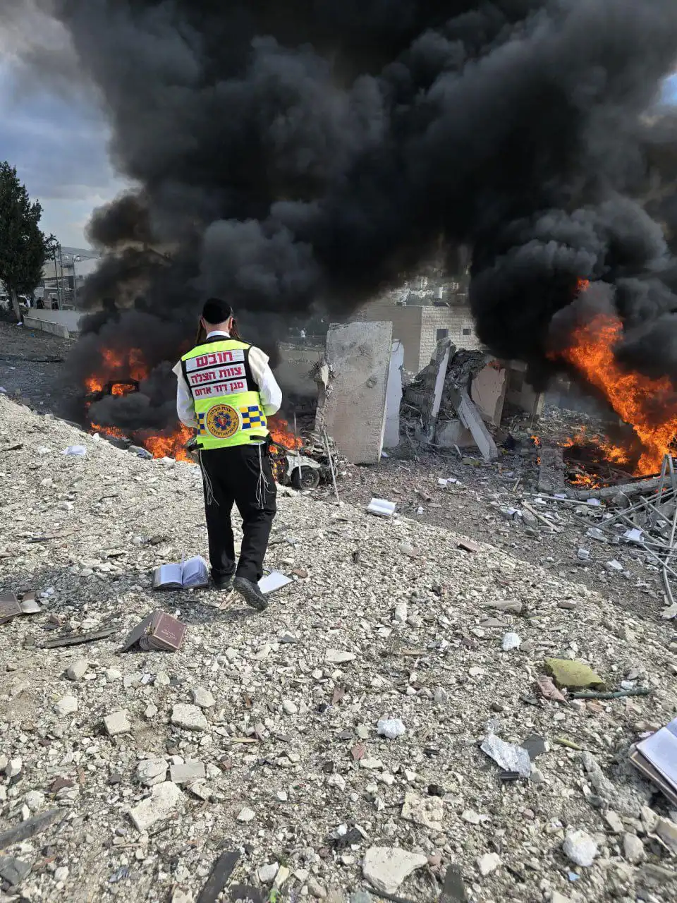 އިރާނުން އިޒްރޭލަށް ދިން ވަރުގަދަ ހަމަލާއެއްގައި ބައިތު ޝަމްސް ސިޓީގެ މުޅި ބްލޮކެއް އެއްކޮށް ސުންނާފަތިވެ، މަދުވެގެން ފަސް މީހަކު މަރުވެފައިވާކަމަށް އީރާނުން ބުނޭ.