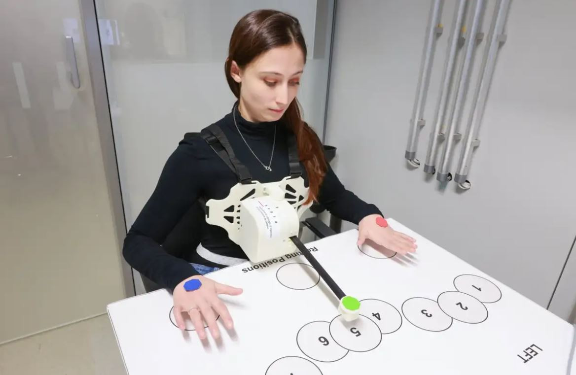 ރޮބޮޓް އަތަކާއެކު މީހަކު ޓެސްޓް ކުރަނީ