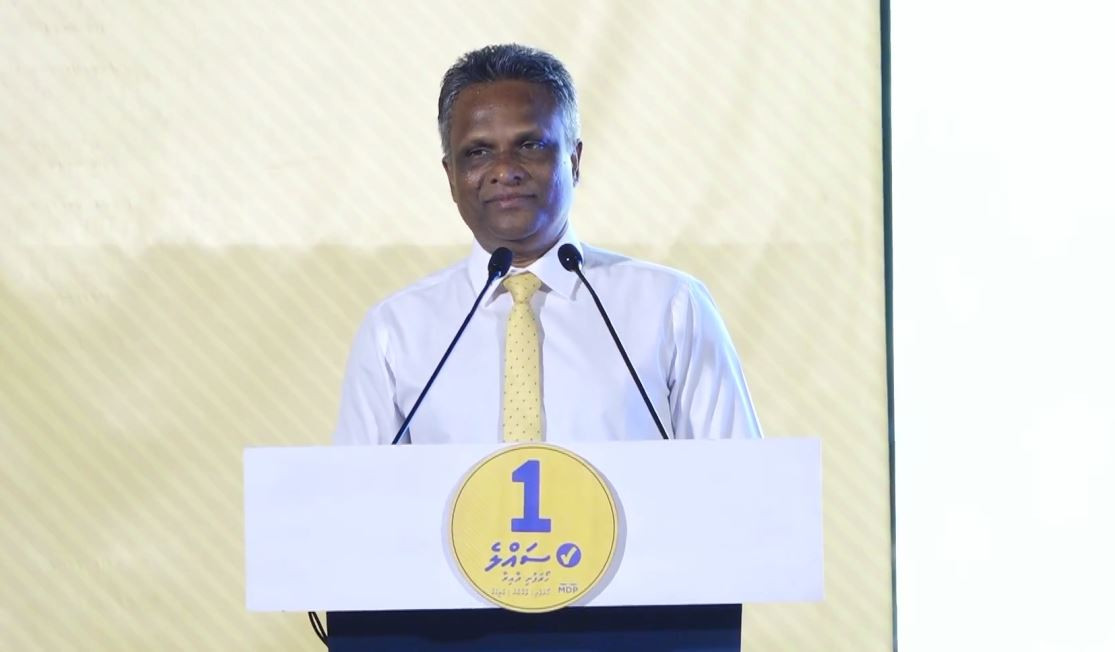 އާދަމް އާޒިމް ހޯރަފުށީގައި ބޭއްވި "ހުއްޓި ނުތިބެން" ޖަލްސާގައި ވާހަކަދައްކަވަނީ