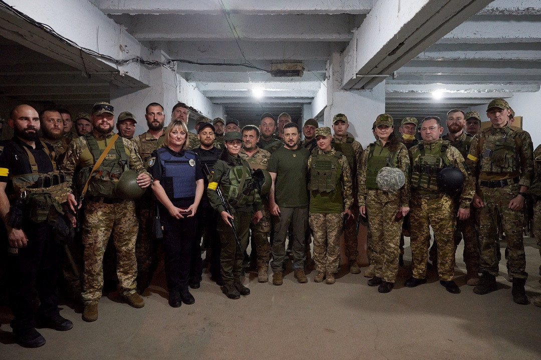 ރައީސް ޒެލެންސްކީ ދެކުނަށް ވަޑައިގެން އެސަރަހައްދުގައި ގައުމުގެ ދިފާއުގައި މަސައްކަތްކުރާ އޮފިސަރުންނާއެކު ފޮޓޯ ނަންގަވާފައި - ފޮޓޯ ރޮއިޓަރސް