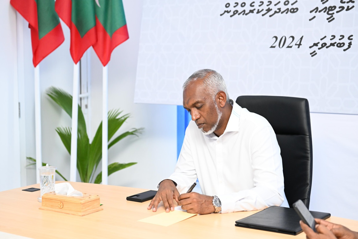 The president met the island council and WDC members of Vandhoo island on Wednesday