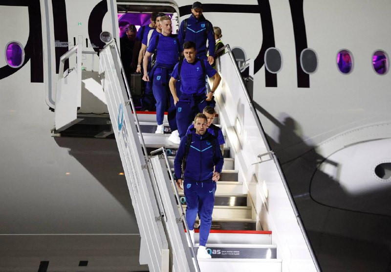 އިންގްލެންޑް ޓީމުގެ ކުޅުންތެރިން ފްލައިޓުން ޤަތަރަށް ފައިބަނީ: ފޮޓޯ - ރޮއިޓާސް