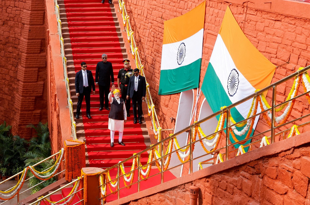 އިންޑިއާގެ މިނިވަން ދުވަސް ފާހަގަކުރުމަށް ރެޑް ފޯރޓްގައި ކުރިއަށްގެންދިޔަ ޚާއްސަ ހަފުލާގެ ތެރެއިން - ފޮޓޯ: ރޮއިޓަރސް 