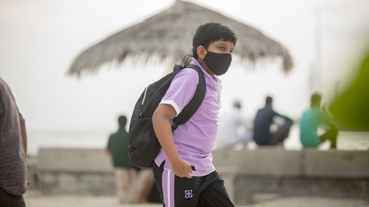 ހަވީރުގެ ވަގުތު ރަސްފަންނު ސަރަހައްދުގައި ސްކޫލު ދަރިވަރަކު - ފޮޓޯ: އަތޫފް އާތިފް - ރާއްޖެއެމްވީ