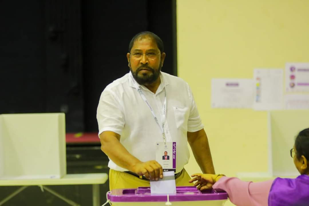 ސެޕްޓެންބަރު މަހު 9 ވަނަ ދުވަހު ކުރިއަށް ދިޔަ ރިޔާސީ އިންތިޚާބުގައި ޖޭޕީގެ ކެންޑިޑޭޓް ގާސިމް ވޯޓު ދެއްވަނީ - ފޮޓޯ: ރާއްޖެއެމްވީ