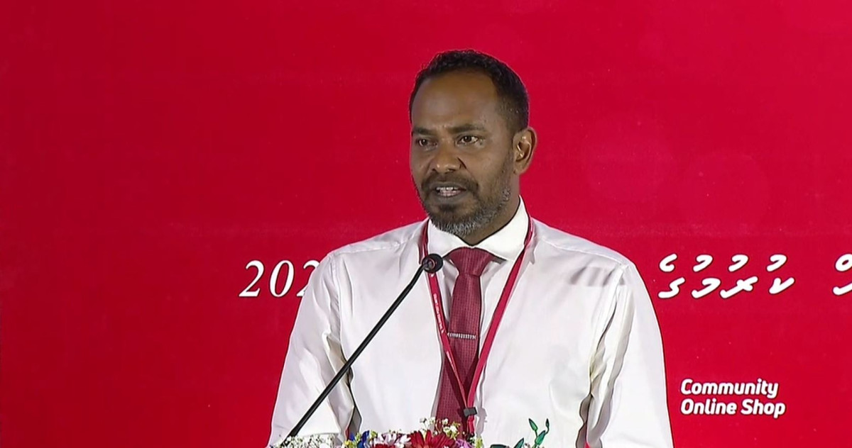 އީ-ޓުކުރީގެ މޯބައިލް އެޕްލިކޭޝަން ތައާރަފުކުރުމަށް ބޭއްވި ޖަލްސާގައި މެނޭޖިންގ ޑިރެކްޓަރު އާދަމް މުހައްމަދު ވާހަކަ ދައްކަވަނީ