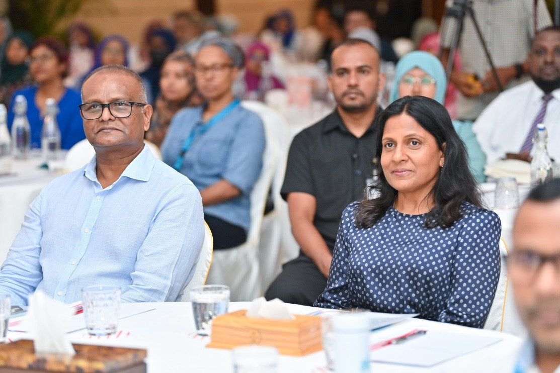 ނޭޝަނަލް ސެންޓަރ ފޮރ މެންޓަލް ހެލްތުން ފަށާފައިވާ، ދެ ދުވަހުގެ މުއްދަތަށް ކުރިއަށްގެންދާ "އޮއިވަރު މެންޓަލް ހެލްތު ކޮންފަރެންސް"ގެ މަގުސަދަކީ ނަފްސާނީ ބަލިތަކާއި އެފަދަ އެހެން ކަންކަމަށް ހައްލެއް ހޯދޭނެ ގޮތްތަކާ ބެހޭގޮތުން މަޝްވަރާކުރުން - ފޮޓޯ: ރައީސް އޮފީސް