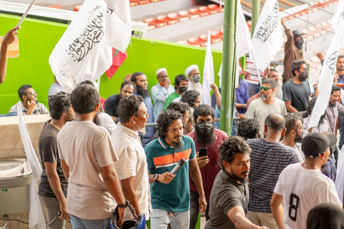 އިންޓަރނޭޝަނަލް ޔޯގާ ޑޭ ރާއްޖޭގައި ފާހަގަކުރުމަށް ބޭއްވި ހަރަކާތުގެ ތެރެއިން ހިންގި ހަމަނުޖެހުން - ޕޯޓަލްއަށް މައުލޫމާތާއި ފޮޓޯ އަދި ވީޑިއޯ ހިއްސާކުރާ ފަރާތްތަކުގެ ސިއްރުކަން ހިފަހައްޓާނެކަމުގެ ޔަގީންކަން ފުލުހުން ދިން - ފޮޓޯ: ރާއްޖެއެމްވީ 