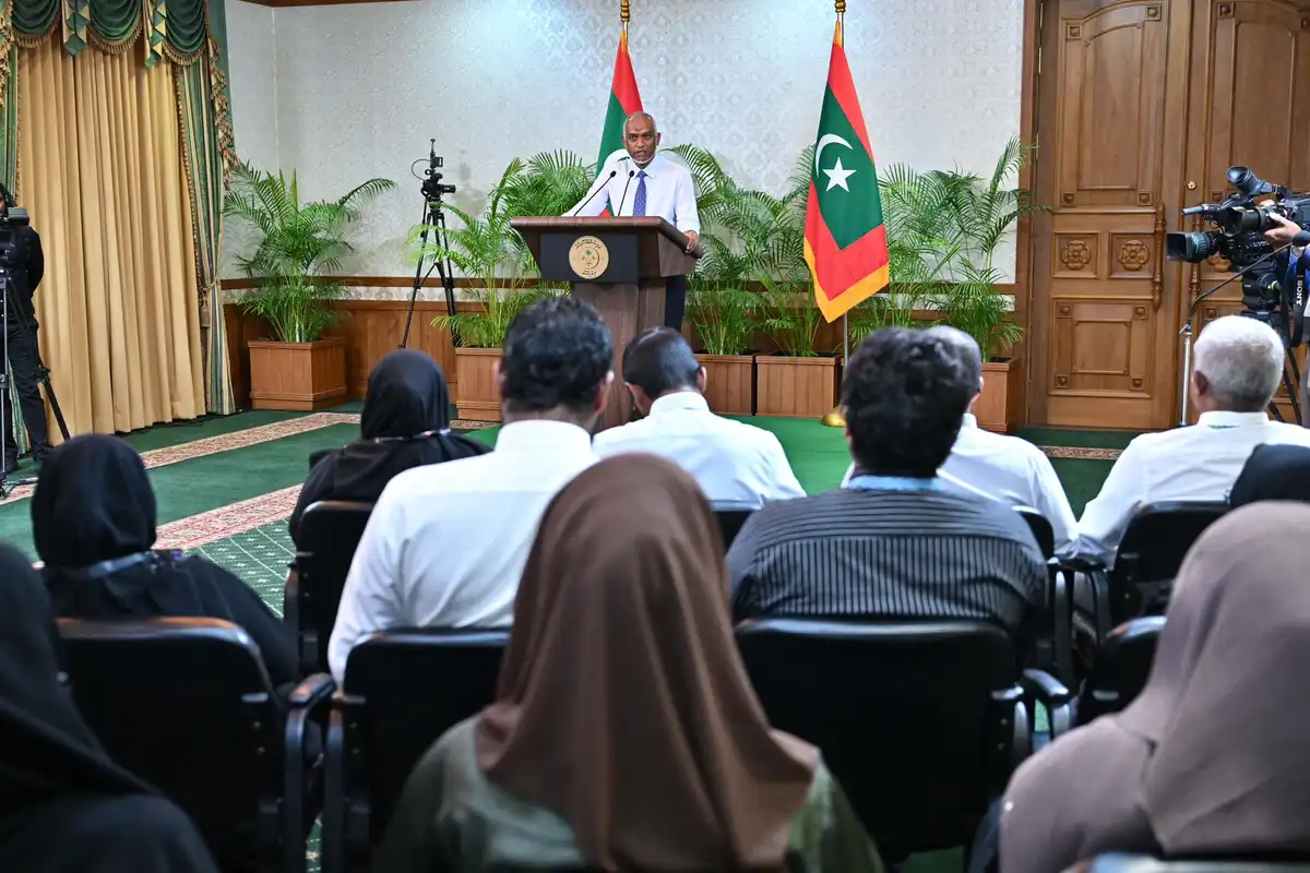 ހޯމަ ދުވަހު ރައީސް އޮފީހުގައި ބޭއްވި ނޫސްވެރިންގެ ބައްދަލުވުމުގެ ތެރެއިން.