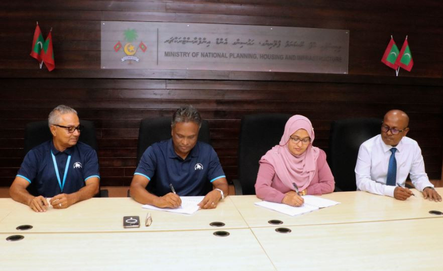 އއ. ރަސްދޫ މަޑިވަރު ފިނޮޅު އިއާދަކޮށް ތަރައްގީކުރުމުގެ މަޝްރޫއުގެ އެއްބަސްވުމުގައި ސޮއިކުރެއްވުން