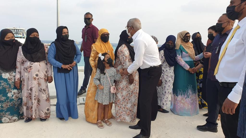 ރައީސް ޞާލިހު ޅ އަތޮޅަށް ކުރައްވާ ދަތުރުފުޅު - ރައީސަށް މަރުހަބާ ދެންނެވުމަށްޓަކައި ތިބި ރައްޔިތުންނާއި ސަލާމް ކުރައްވަނީ  - ފޮޓޯ: ސިމާހާ ނަސީމް