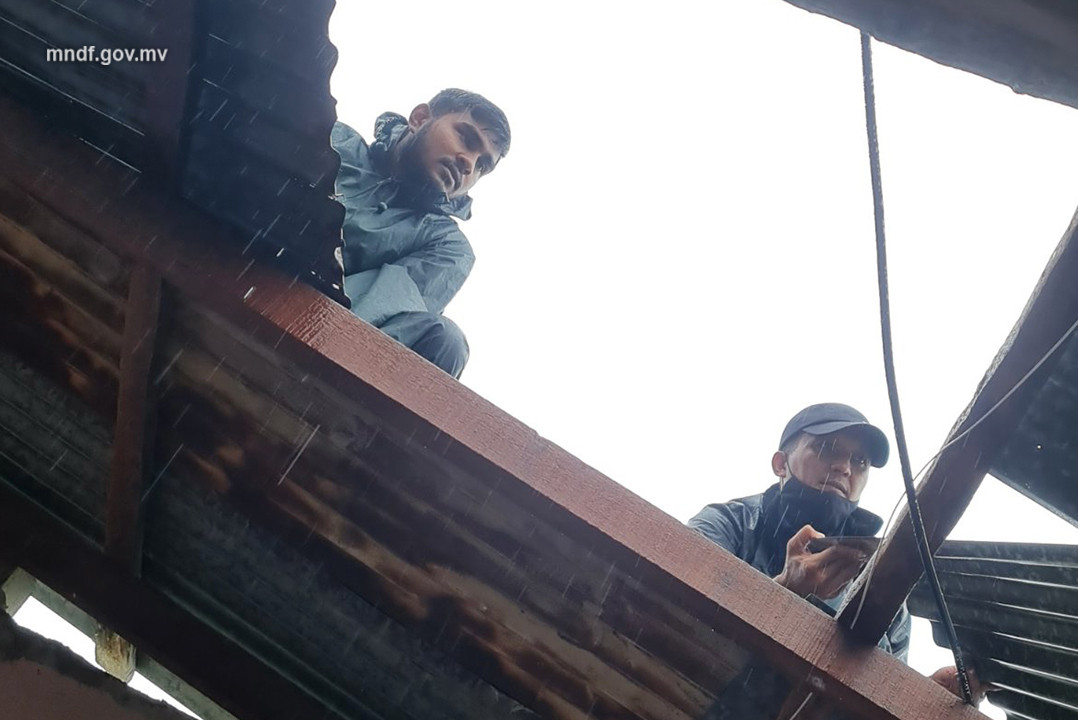 މޫސުމް ގޯސްވެ ހިތަދޫގެ ގެތަކަކަށް އެމްއެންޑީއެފުން އެހީވެދިނުމުގެ ތެރެއިން