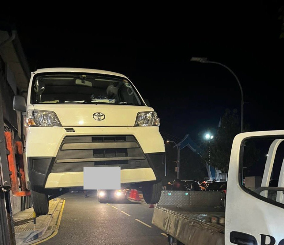 އަމީނީ މަގުގައި ހުރި ވެހިކަލްތައް ޓޯކުރުމުގެ މަސައްކަތުގެ ތެރެއިން އުޅަނދެއް ޓޯ ކުރަނީ