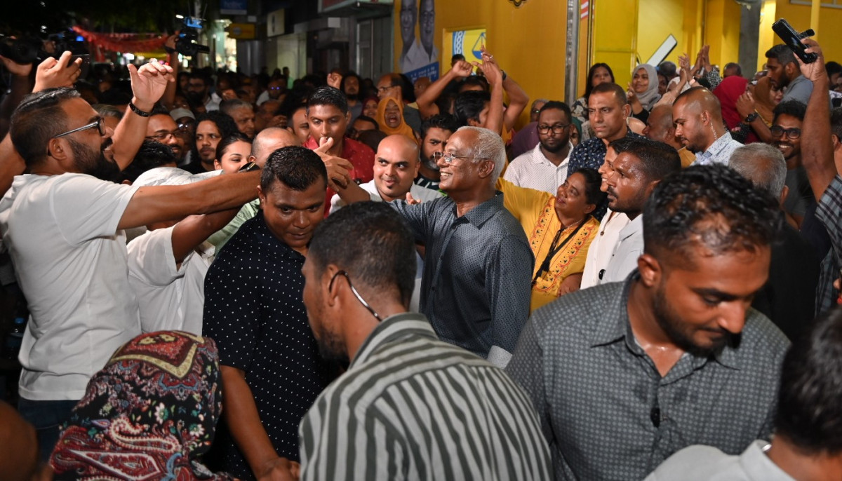 ރައީސް ޞާލިހް ސަޕޯޓަރުންނާއި ސަލާމްކުރައްވަނީ