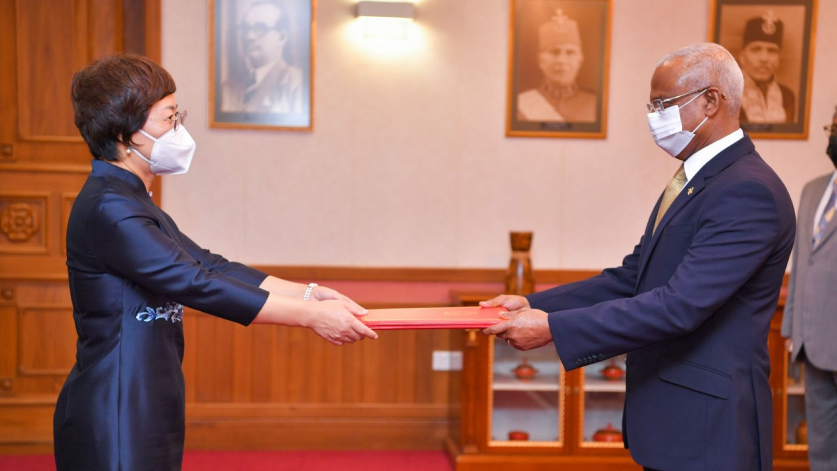 ޗައިނާގެ އައު ސަފީރު އެކަމަނާގެ ސަފީރުކަމުގެ ފަތްކޮޅު ރައީސުލްޖުމްހޫރިއްޔާއަށް އެރުވުން