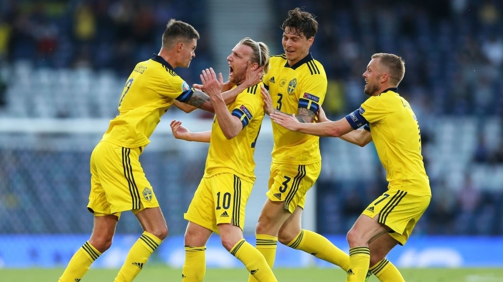 ސްވިޑެން އާއި ޔޫކްރޭން ބައްދަލުކުރި މެޗުގެ ތެރެއިން، ލަނޑު ޖެހުމަށްފަހު ސްވިޑެން ކުޅުންތެރިން އުފާފާޅުކުރަނީ - ފޮޓޯ: ގެޓީ އިމޭޖަސް  