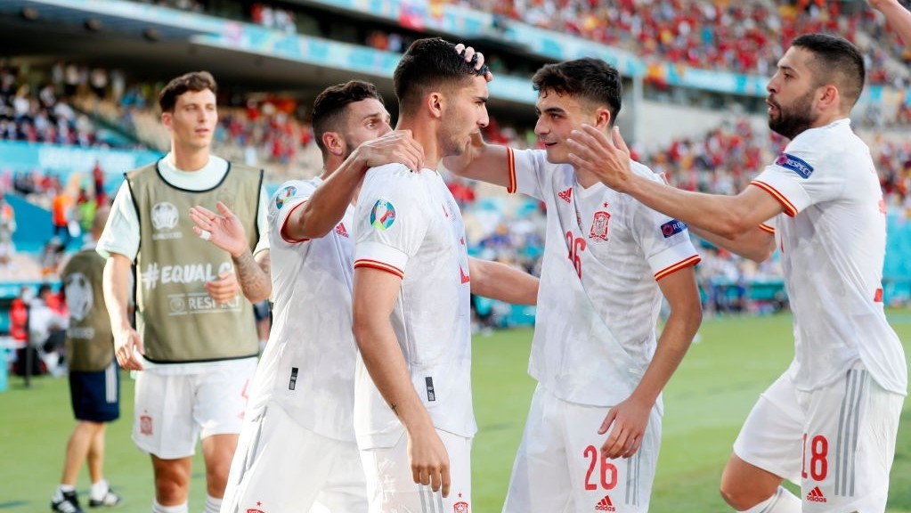 ސްލޮވާކިއާ އާއި ސްޕެއިން ބައްދަލުކުރި މެޗުގެ ތެރެއިން ސްޕެއިން ކުޅުންތެރިން ލަނޑު ޖެހުމަށްފަހު އުފާފާޅުކުރަނީ - ފޮޓޯ: ގެޓީ އިމޭޖަސް 