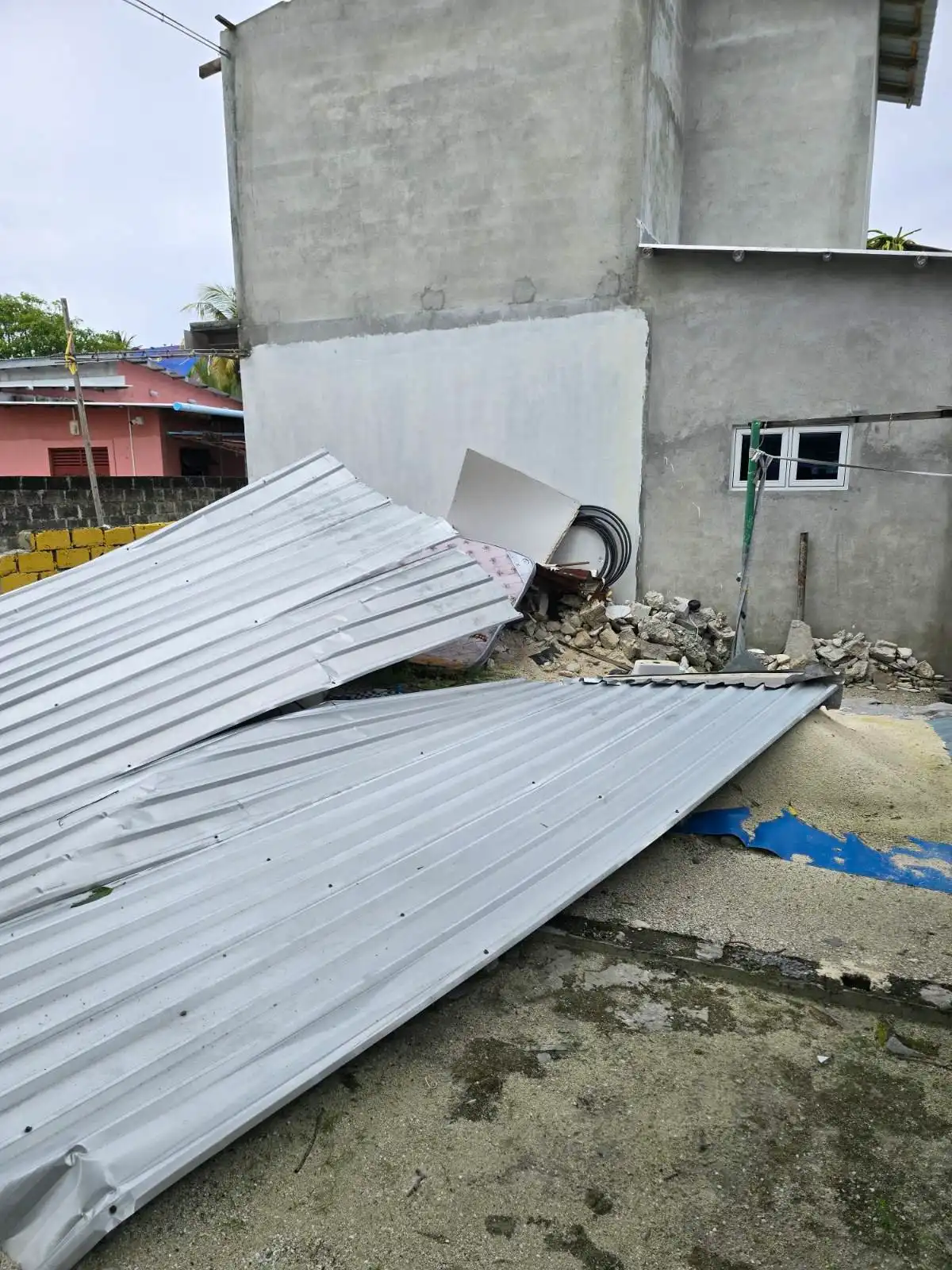 ހުކުރު ދުވަހުގެރޭގެ ވަގުތެއްގައި އައްޑޫސިޓީ ފޭދޫގެ ގެއެއްގެ ފުރާޅުން ބައެއް އެއްލާލުމާއި، ބަނބުކެޔޮ ގަހެއް ވެއްޓި ބަދިގެއެއްގެ ފުރާޅަށް ގެއްލުންވުމާ ގުޅިގެން، ޖުމްލަ ދެ ގެއަކަށް އެކިވަރުގެ ގެއްލުންތައް ލިބިފައިވާ ކަމަށް ވަނީ ރިޕޯޓް ކޮށްފައި