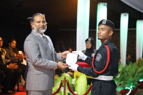 ހޯމް މިނިސްޓަރ އިމްރާން އަބްދުﷲ - އަސާސީ ތަމްރީނު ޕްރޮގްރާމްގެ ބައިވެރިއަކަށް ޝީލްޑް ހަވާލުކުރައްވަނީ