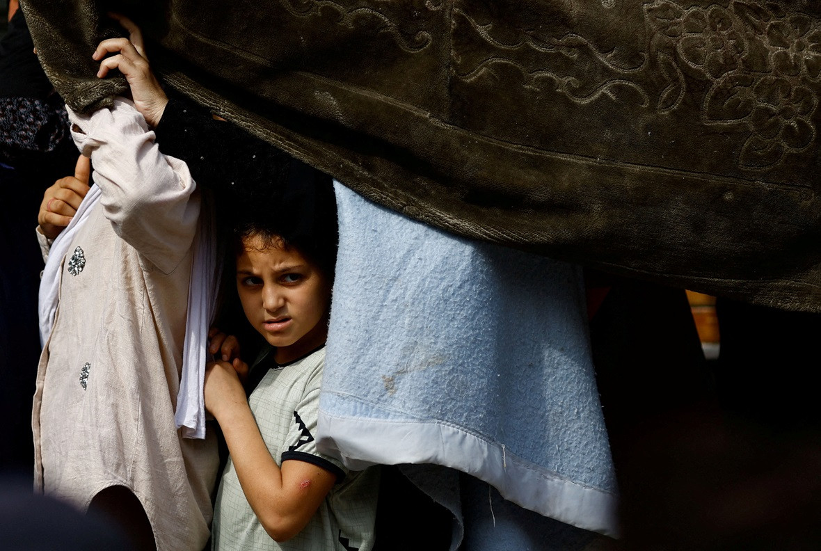 ބޭކަރީއަކުން ކާއެއްޗެހި ގަތުމަށް، ފަލަސްތީނު މީހުން ކިޔޫ ހަދާފައި - ފޮޓޯ: ރޮއިޓާސް