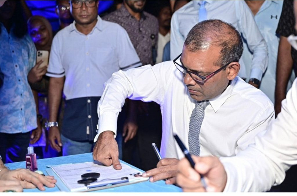 ރައީސް ނަޝީދު ޑިމޮކްރެޓްސް އަށް ސޮއިކުރެއްވުން