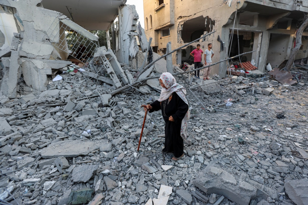 އިޒްރޭލު ސިފައިން "ސޭފް ޒޯނެއް" ގެ ގޮތުގައި ކަނޑައެޅުމުން ދީރް އަލް ބާލާހަށް ބަދަލުވި ފަލަސްތީނުގެ ރައްޔިތުން މިހާރު އަނެއްކާވެސް ވަނީ ދިރިއުޅުން މުޅިން އަލުން ބިނާކުރަން މަޖުބޫރުވެފައި - ފޮޓޯ: އަލް ޖަޒީރާ