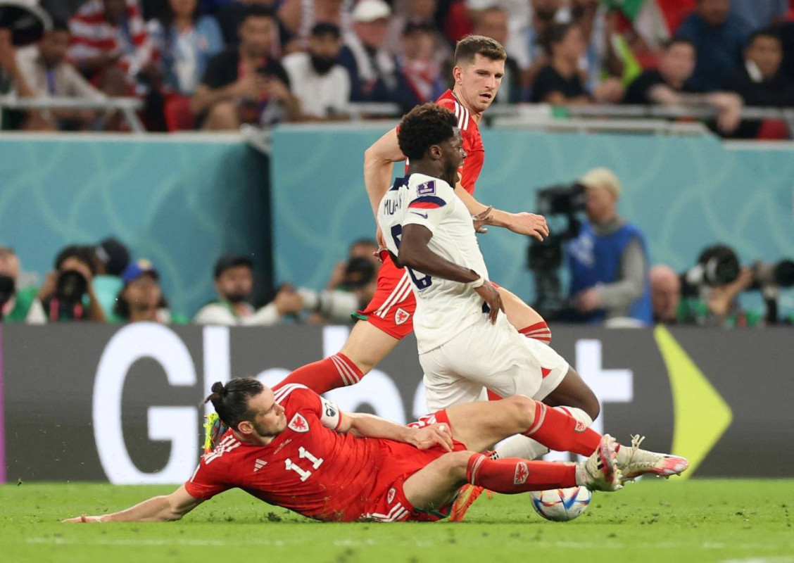 ވޭލްސް އާއި އެމެރިކާ ކުޅުނު މެޗުގެ ތެރެއިން: ފޮޓޯ - ރޮއިޓާސް  