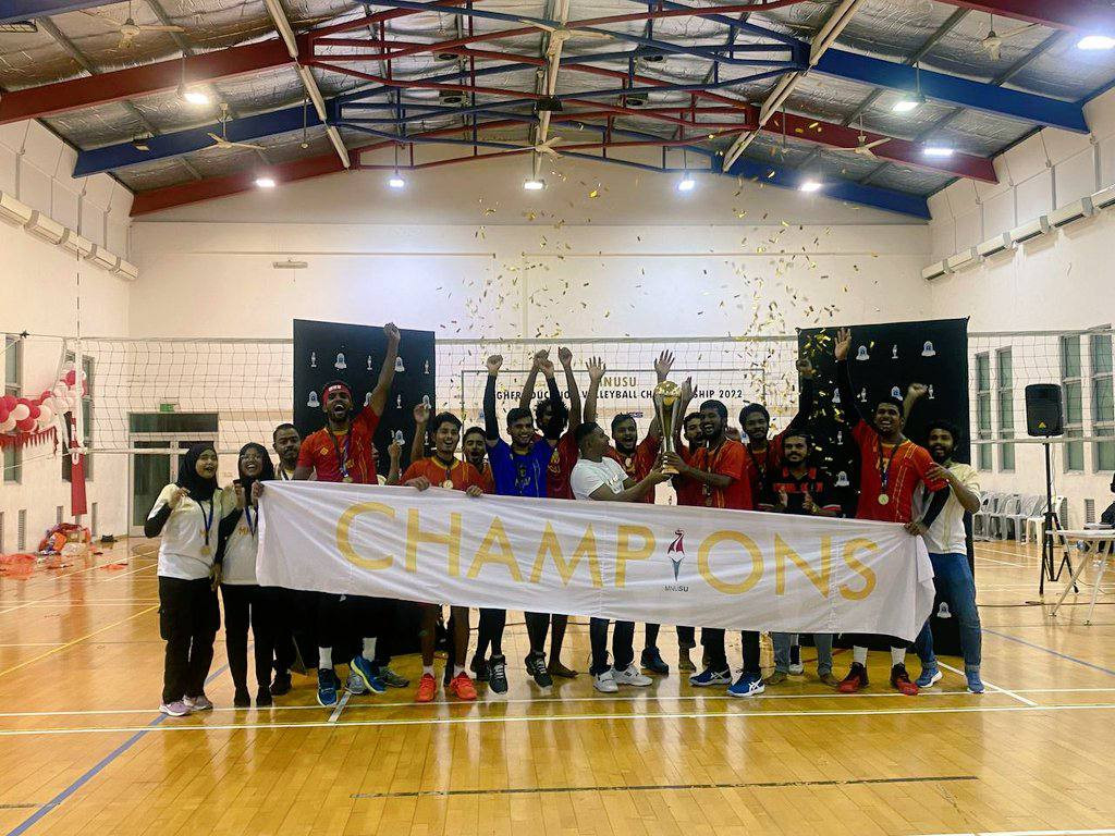 ޗެމްޕިއަން ޓީމަށް މިނިސްޓަރު މަޚްލޫފް ޓްރޮފީ ހަވާލުކޮށްދެއްވަނީ