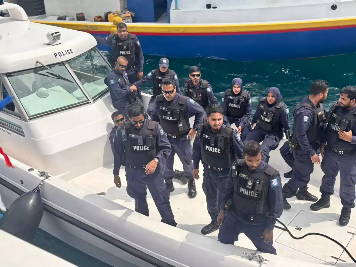 އަދި ފުލުހުންގެ އަމުރަށް ނުކިޔަމަންތެރިވެ، ފުލުހުންގެ ދައުރު އަދާކުރުމަށް ހުރަސްއެޅިކަމުގެ ތުހުމަތުގައި 3 މީހަކު ފުލުހުންގެ ބެލުމުގެ ދަށަށް ގެނެސްފައިވޭ - ފޮޓޯ: ރާއްޖެއެމްވީ