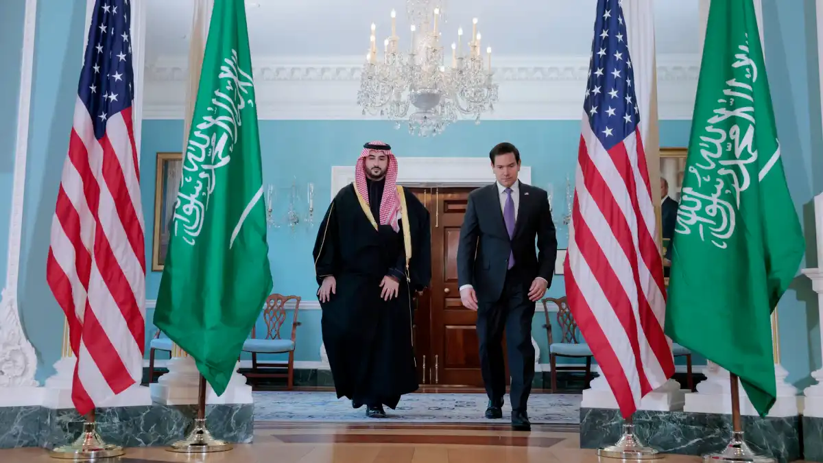 ސައުދީ އަރަބިއްޔާގެ ޑިފެންސް މިނިސްޓަރު ޕްރިންސް ޚާލިދު ބިން ސަލްމާން އަދި އެމެރިކާގެ ސެކްރެޓަރީ އޮފް ސްޓޭޓް މާކޯ ރޫބިއޯ، ވޮޝިންގޓަން ޑީ.ސީ ގައި ބައްދަލުކުރައްވަނީ.