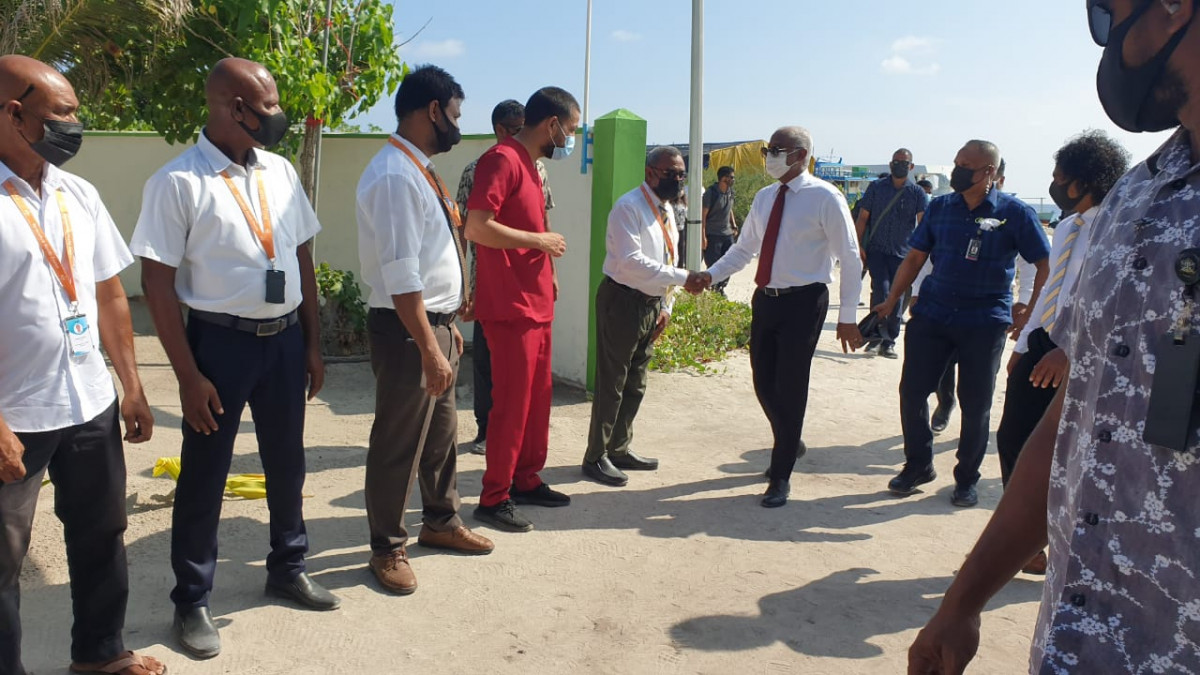 ރައީސް ސާލިހް ޅ. ކުރެންދޫ ސިއްހީ މަރުކަޒަށް ވަޑައިގަތުން - ސިއްހީ މަރުކަޒުގެ މުވައްޒަފުން ރައީސަށް މަރުހަބާ ދަންނަވަނީ - ފޮޓޯ: ރާއްޖެއެމްވީ