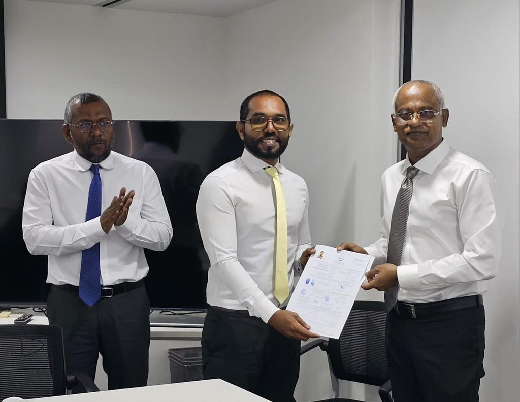 އެމްޑީޕީއާ ގުޅުނު ބޭފުޅަކު ރައީސުލްޖުމްހޫރިއްޔާއާ ފޯމު ހަވާލުކުރައްވަނީ