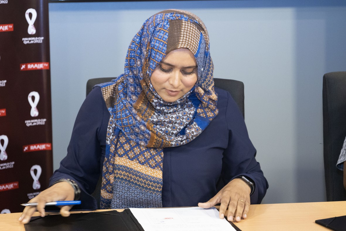 ވޯލްޑް ކަޕްގައި ރާއްޖެޓީވީގެ އެނަލިސްޓުންނާއެކު ސޮއިކުރުން