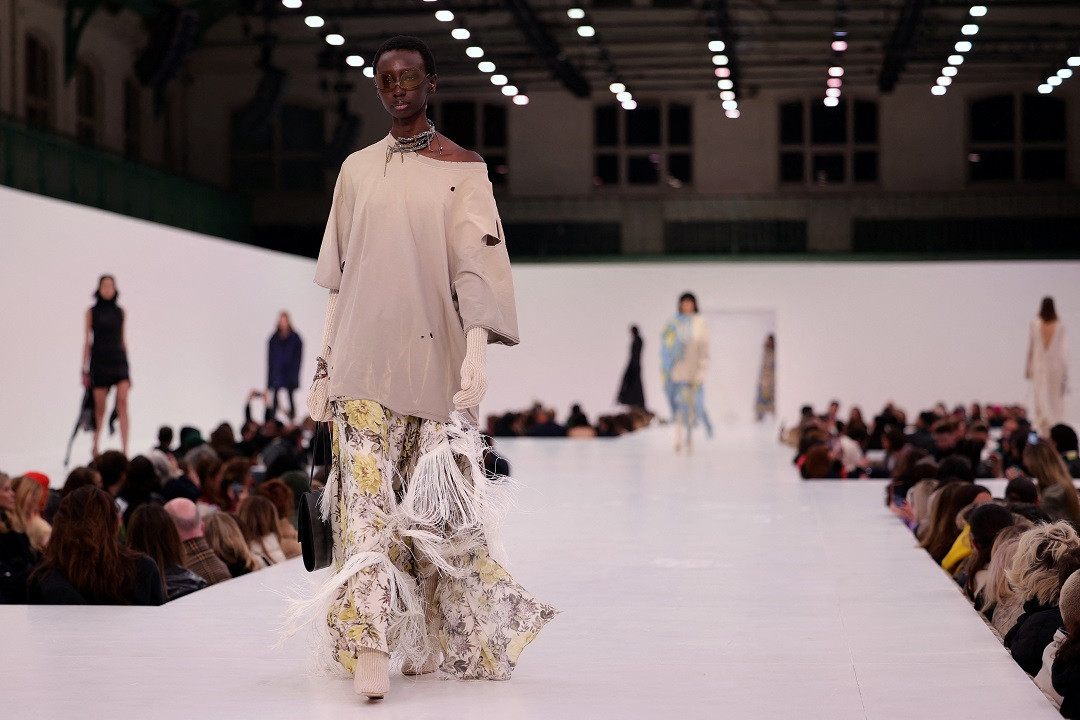 ޕެރިސް ފެޝަން ވީކްގެ ފެޝަން އެކްނޭ ސްޓޫޑީއޯސްގެ ޝޯވގައި ދައްކާލި ޑިޒައިނަރ ޖޮނީ ޖޮހޭންސަންގެ 2022/2023 ފޯލް-ވިންޓަރ ވިމެންސް ރެޑީ-ވެއަރ ކަލެކްޝަންގެ ހެދުމެއް - ފޮޓޯ: ރޮއިޓަރސް