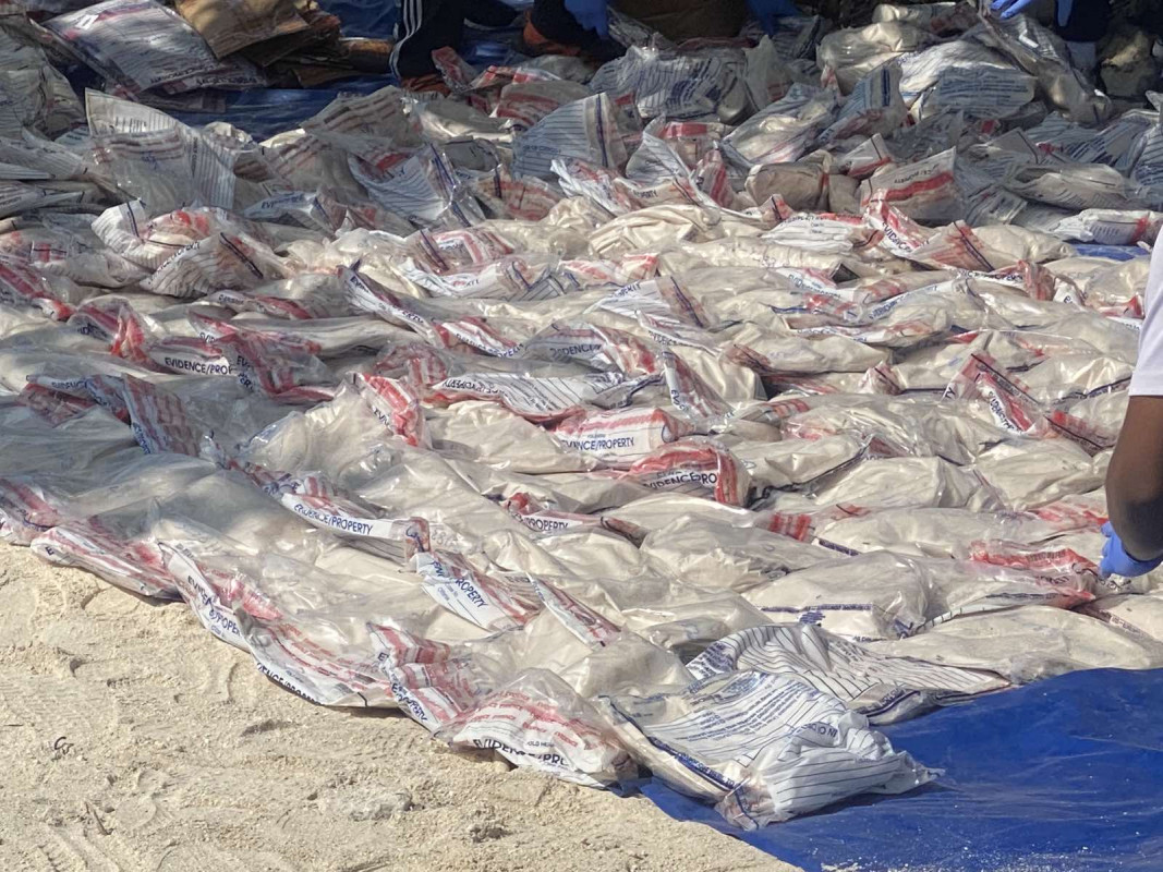 314 ކިލޯގެ މަސްތުވާތަކެތި ނައްތާލުން - 314 ކިލޯގެ މަސްތުވާތަކެތީގެ ތެރޭގައި ރ. އަތޮޅުން އަތުލައިގަނެވުނު 215 ކިލޯގެ މަސްތުވާތަކެއްޗާއި އދ. މަހިބަދޫން އަތުލައިގަތް 107 ކިލޯގެ މަސްތުވާތަކެތި ހިމެނޭ - ފޮޓޯ: ސިމާހާ ނަސީމް 