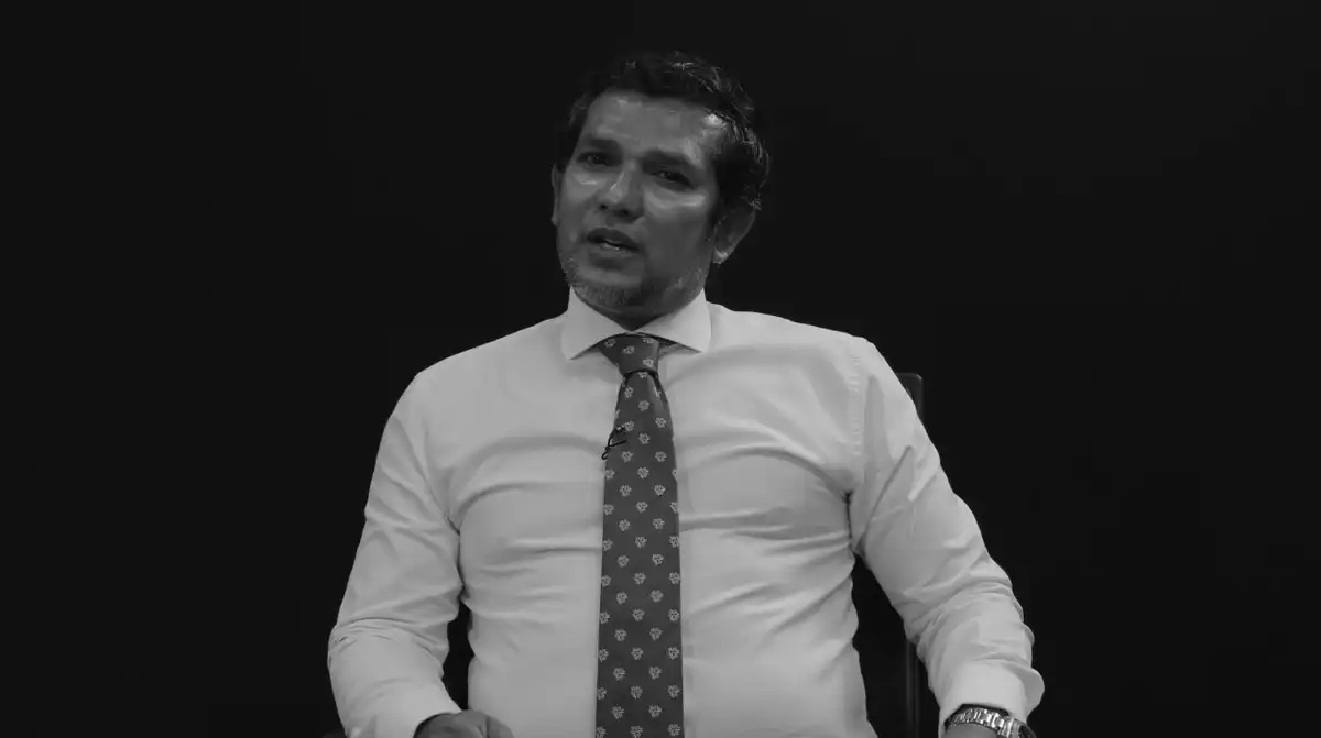 Former Funadhoo MP Mohamed Shahid speaking during RaajjeTV's "Vaudhunaama" program.