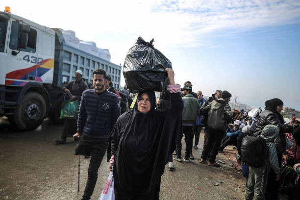 ހަނގުރާމައިގައި އިސްރާއީލުގެ އަމުރަށް ގެދޮރުން ނުކުމެ ދާން ޖެހުނު ފަލަސްތީނުގެ އެތައް ހާސް މީހުން އެނބުރި އެމީހުން ދިިރިއުޅޭ ސަރަހައްދަށް ދިއުމުގެ ދަތުރުމަތީގައި