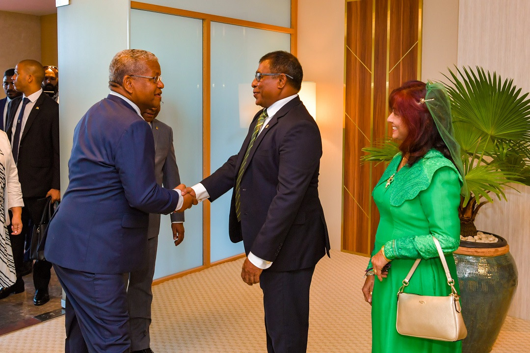 ސީޝެލްސްގެ ރައީސްގެ ދެކަނބަލުން ރާއްޖެ ވަޑައިގަތުމާއެކު، ޓޫރިޒަމް މިނިސްޓަރު އަބްދުﷲ މައުސޫމް މަރުހަބާ ދަންނަވަނީ - ފޮޓޯ: ރައީސް އޮފީސް