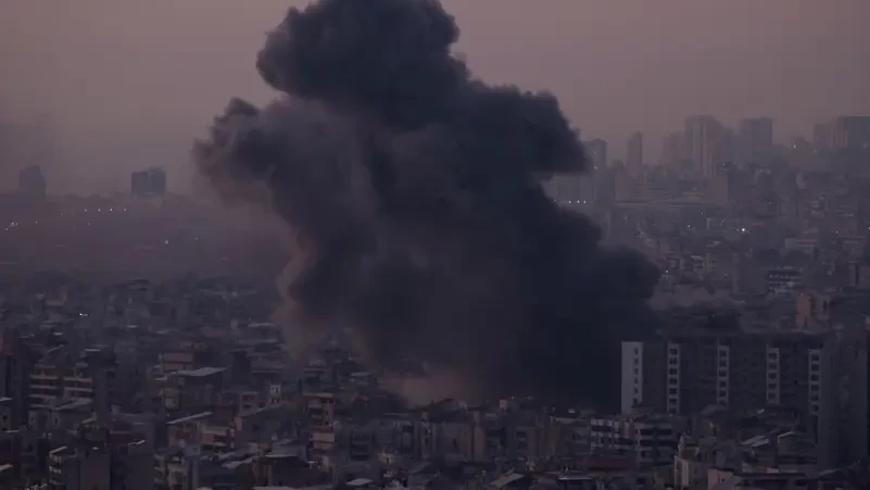 އިޒްރޭލުގެ ހަނގުރާމަމަތީ ބޯޓުތަކުން ލުބުނާނުގެ ދެކުނު ސަރަހައްދަށް ދިން ބާރުގަދަ ހަމަލާތަކުގެ ސަބަބުން އިމާރާތްތަކުގެ މަތިން ބޯ ދުން އަރަނީ، ނޮވެމްބަރު 6، 2024