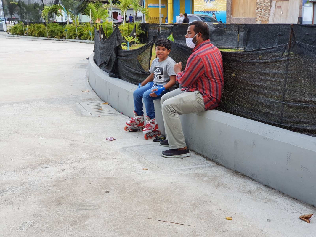 ކުއްޖަކު އޭނާގެ ބައްޕައާއި އެކު އާޓިފިޝަލް ބީޗުގައި - ކުޑަކުދިން ބެލެނިވެރިޔަކާއެކު ބޭރަށް ނުކުތުން އޮންނަނީ ހަވީރު 4:00 އިން ހަވީރު 6:00 އަށް - ފޮޓޯ: ރާއްޖެއެމްވީ