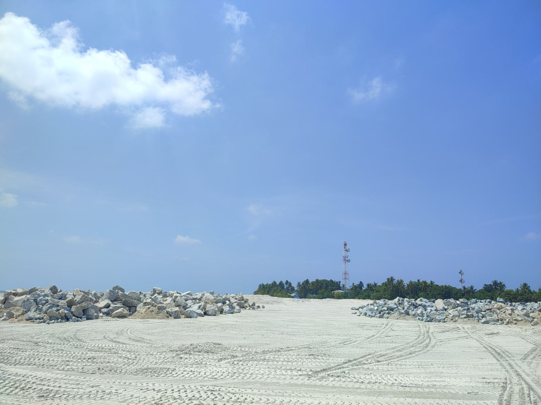 ފީއަލީގައި ބިން ހިއްކުމަށް ރިވެޓްމެންޓް ޖެހުމަށް ތައްޔާރުކޮށް ފައި