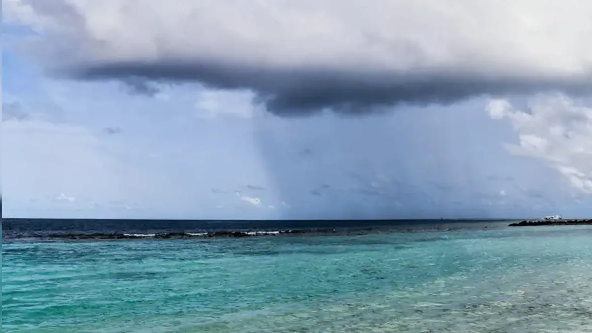 ރަށެއްގެ ކުރިމަތިން ކަނޑުމައްޗަށް ބޯކޮށް ވާރޭވެހެމުންދާ މަންޒަރު