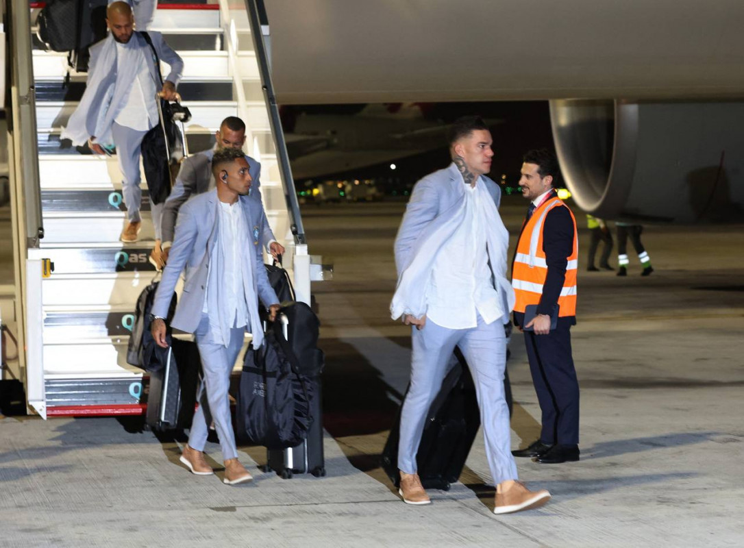 ބްރެޒިލް ޓީމުގެ ކުޅުންތެރިންނާއި އޮފިޝަލުން ފްލައިޓުން ފައިބަނީ: ފޮޓޯ - ރޮއިޓާސް