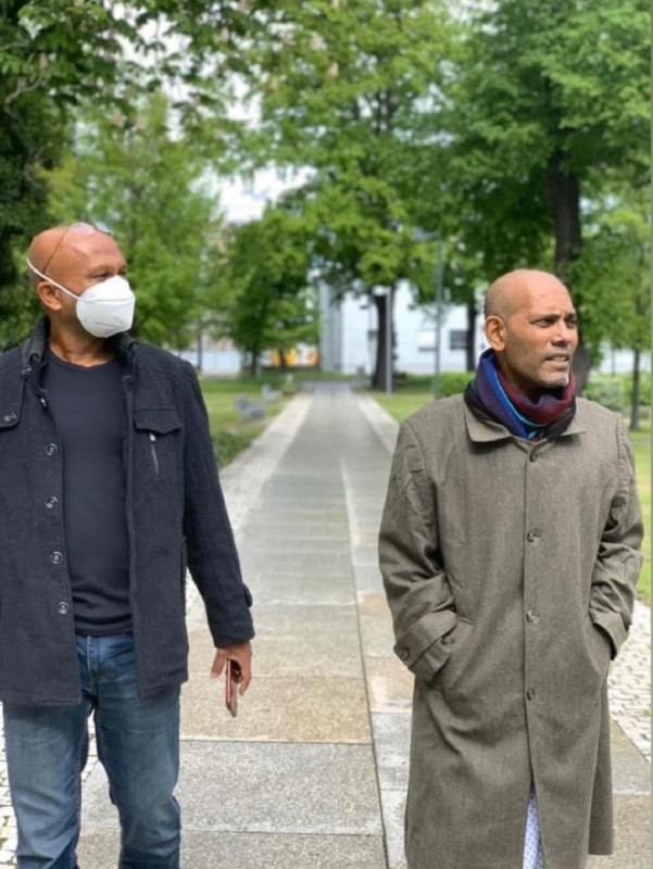 ރައީސް މުހައްމަދު ނަޝީދާއި މަޖިލީހުގެ ނައިބު ރައީސް އީވާ އަބްދުﷲގެ ފިރިކަލުން ސާބެ - ރައީސް ނަޝީދާއެކު އާއިލާގެ ބޭފުޅެއްގެ ގޮތުގަ ސާބެ ވަޑައިގެންނެވި، ރައީސް ނަޝީދުގެ ހަށިކޮޅުގެ ސީޓީ ސްކޭނެއް ހަދާފައިވާއިރު، ސްކޭންގެ ނަތީޖާ އައުމުން ފަރުވާ ފަށާނެ ކަމަށް އާއިލާއިން ވަނީ ބުނެފައި. މި ފޮޓޯއަކީ ޖަރުމަންވިލާތައް ވަޑައިގެންނެވުމަށްފަހު އެންމެ ފުރަތަމަ ޓްވިޓާގައި އާންމުކުރި ފޮޓޯ. މި ފޮޓާއާއި އެކު ގިނަ ބައެއްގެ ސަމާލުކަން ހުއްޓި މި ފޮޓޯ އެކި ގޮތްގޮތަށް ބޭނުން ކުރެވުނު - ފޮޓޯ: އީވާ އަބްދުﷲ