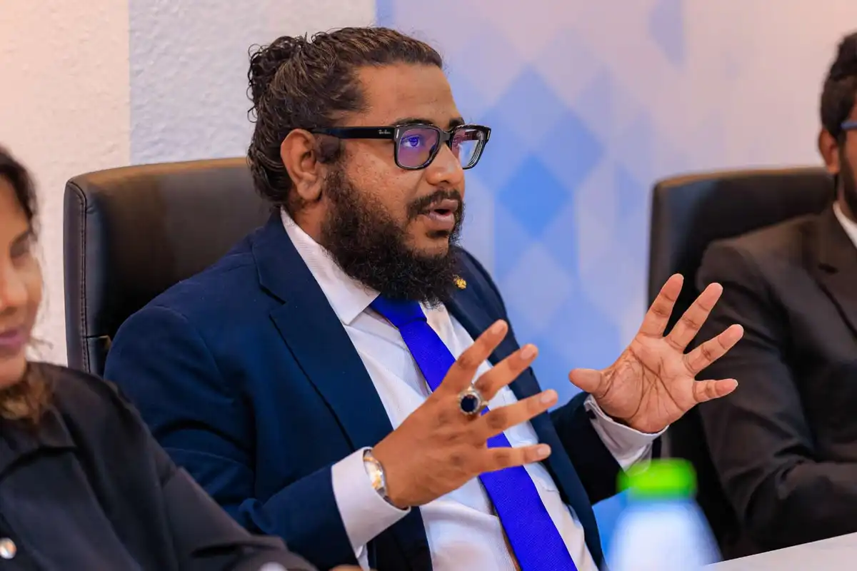 "އެމްވީ ކްރައިސިސް" ހިންގާ ކަމަށް ގިނަ ބަޔަކު ބަޔަކު އަޙްމަދު އަޝްރަފް (ޝުމްބާ ގޮންގް)