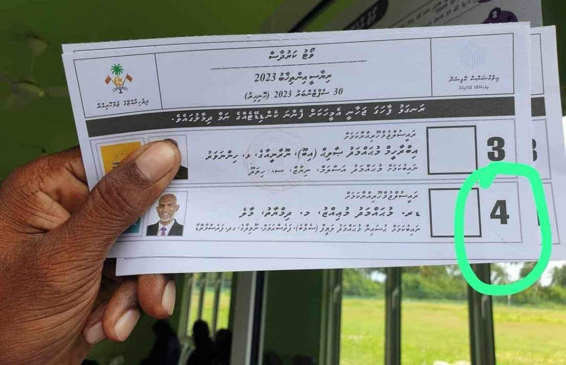 ފޮނަދޫގައި ދޫކުރި ވޯޓު ކަރުދާހެއްގައި ކުރަހާފައި