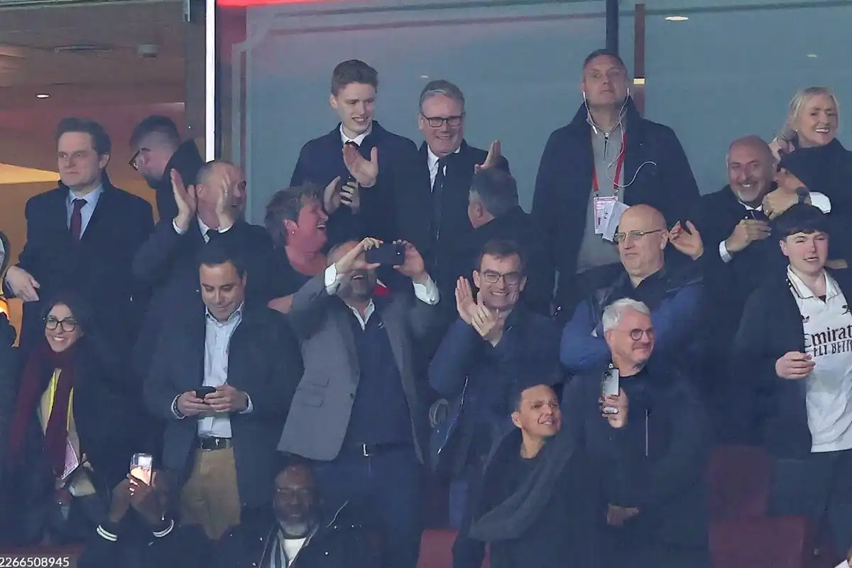 ސިޔާސީ ނުތަނަަވަސް ކަމުގެ ތެރޭގައި އުޅުއްވަމުން ވެސް، އާސެނަލްގެ މެޗު ބައްލަވަން ބޮޑު ވަޒީރު ސްޓާމާ ވަޑައިގެންފި