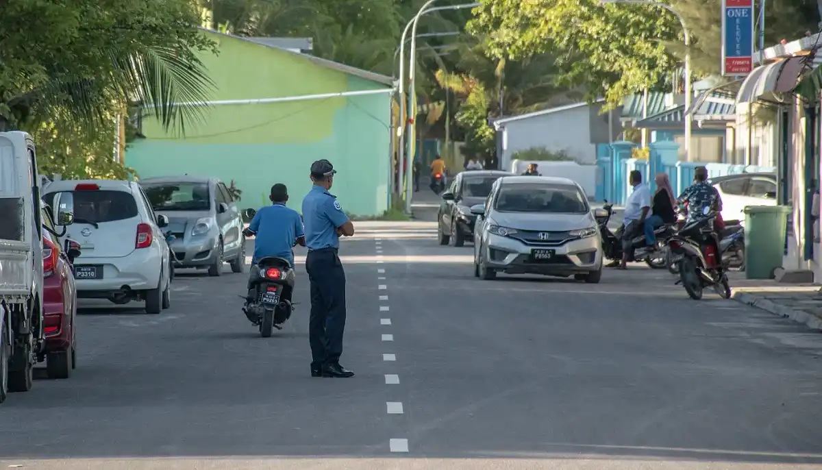 މަސްތުގެ ހާލަތުގައި ހުރެ ގަދަކަމުން ކާރު އަތުލައިގެން ދުއްވި މީހެއްގެ ސަބަބުން ފުވައްމުލަކުގައި ނުރައްކާތެރި އެކްސިޑެންޓެއް ހިނގައިފި