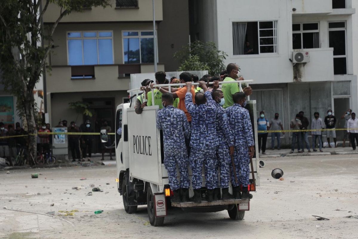 ހަމަ ނުޖެހުން ހިންގި ބިދޭސީންގެ ތެރެއިން ބައެއް ބިދޭސީން ފުލުހުންގެ ވެހިކަލްއެއްގައި ގެންދަނީ